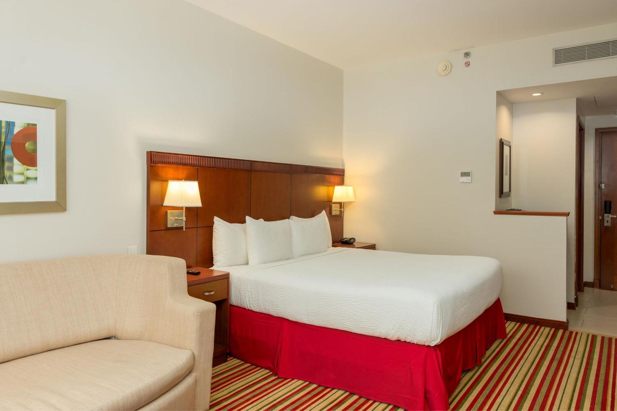 Courtyard By Marriott Panama Multiplaza Mall Bagian luar foto