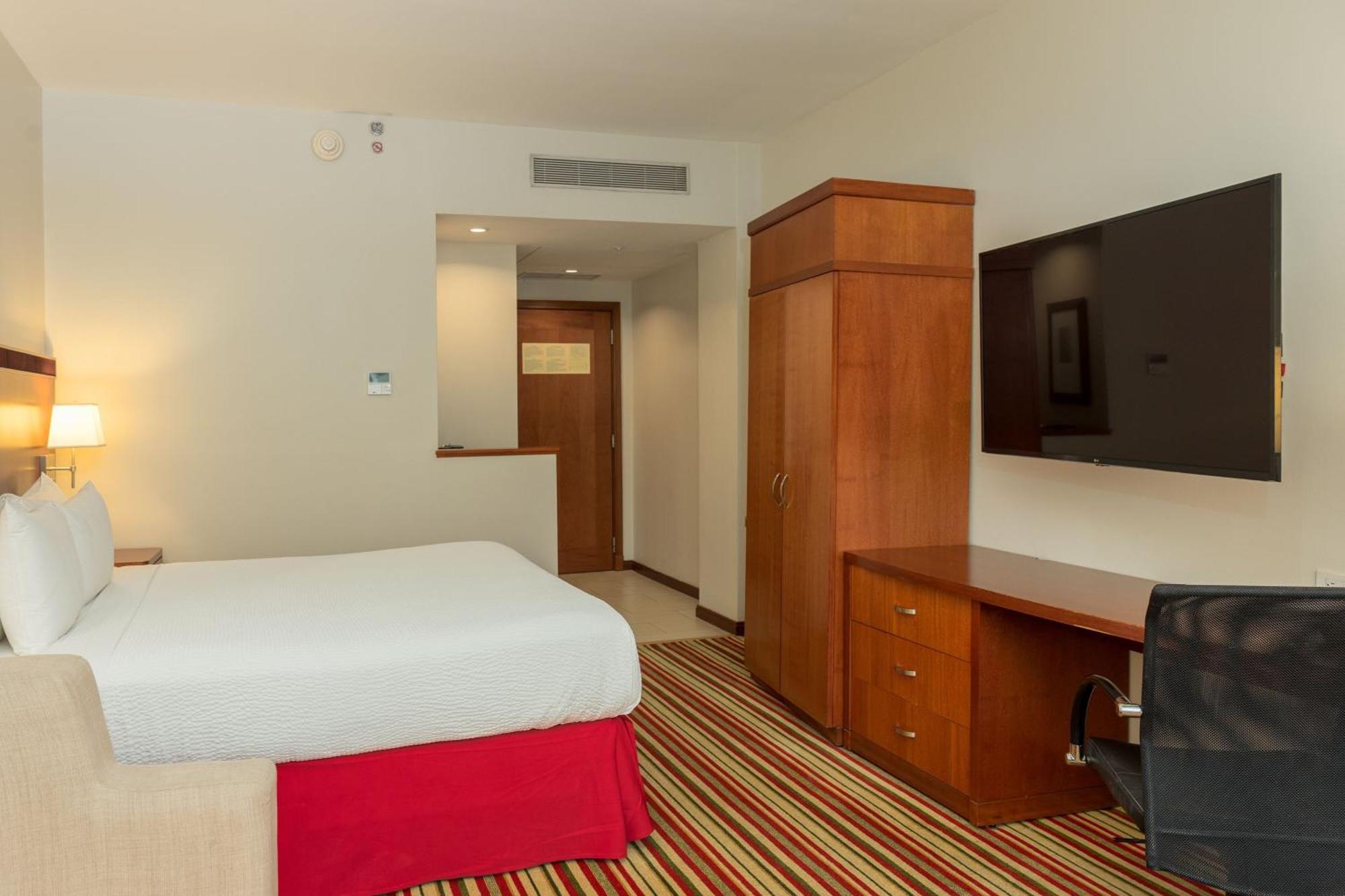 Courtyard By Marriott Panama Multiplaza Mall Bagian luar foto