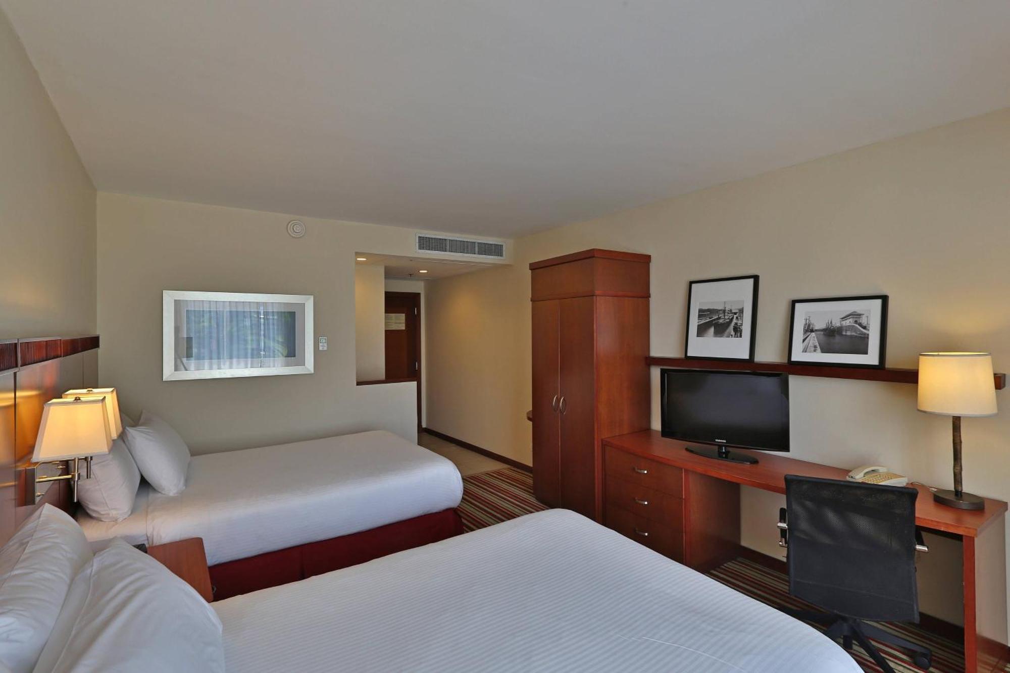 Courtyard By Marriott Panama Multiplaza Mall Bagian luar foto